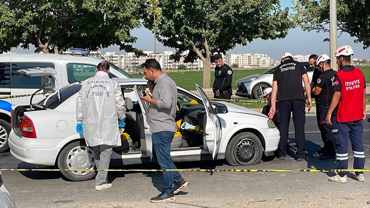 Kırmızı ışıkta silahlı saldırı: Olay yerinde can kayıpları ve yaralılar