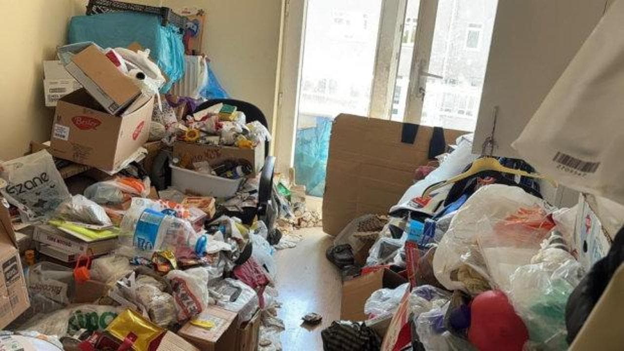 Yalnız yaşayan emekli profesörün iki dairesinden tonlarca çöp ve eşya çıktı