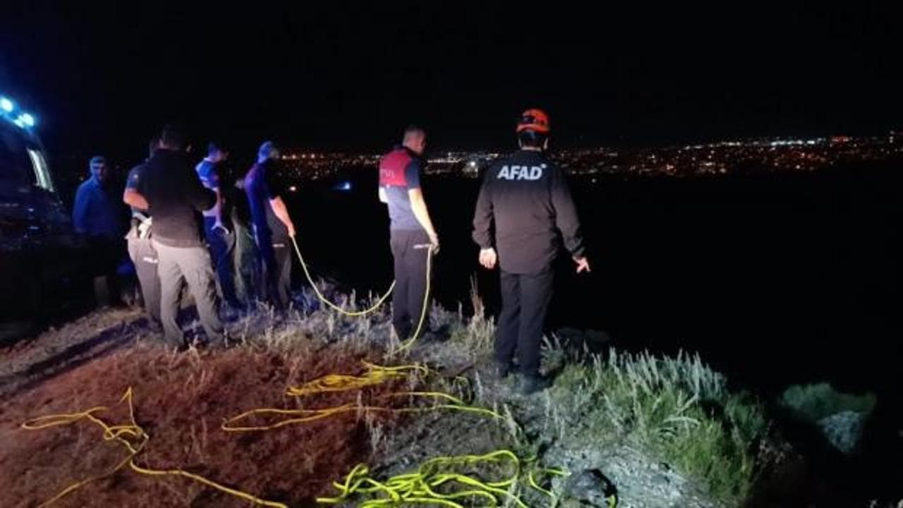 Kars'ta kayalıklardan düşen kişi 50 metrelik yükseklikte hayatını kaybetti