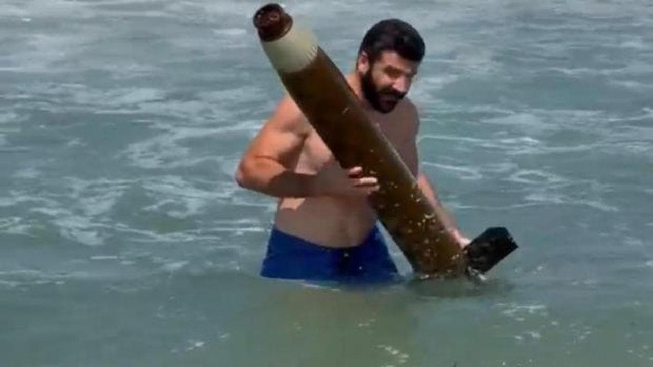 Sinop sahilinde esrarengiz bulgu: Vatandaş denizden roket parçasına benzer cisim çıkarttı