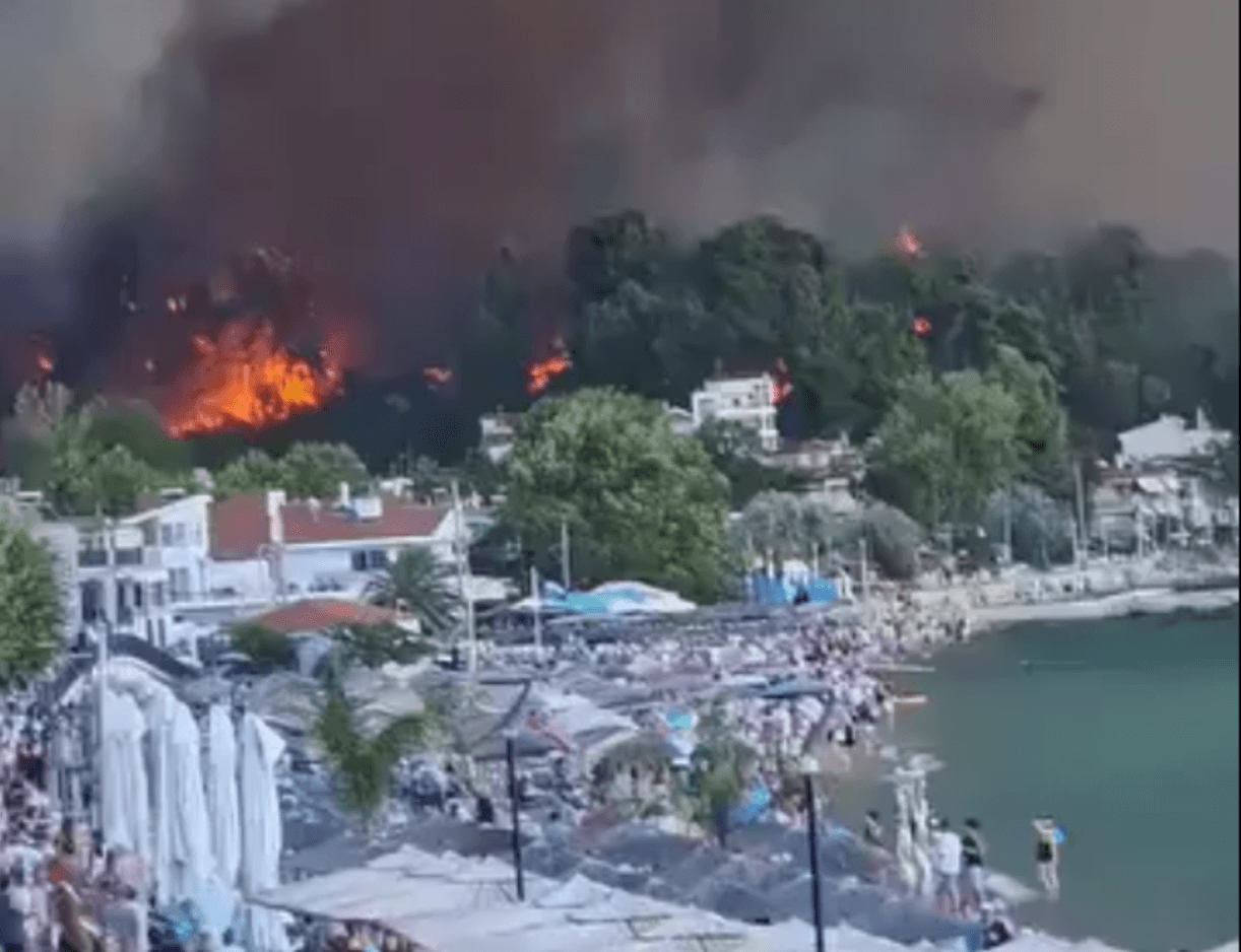 Komşuda 3 kilometrelik ateş duvarı turistleri mahsur bıraktı: Kurtarma gemileri devrede
