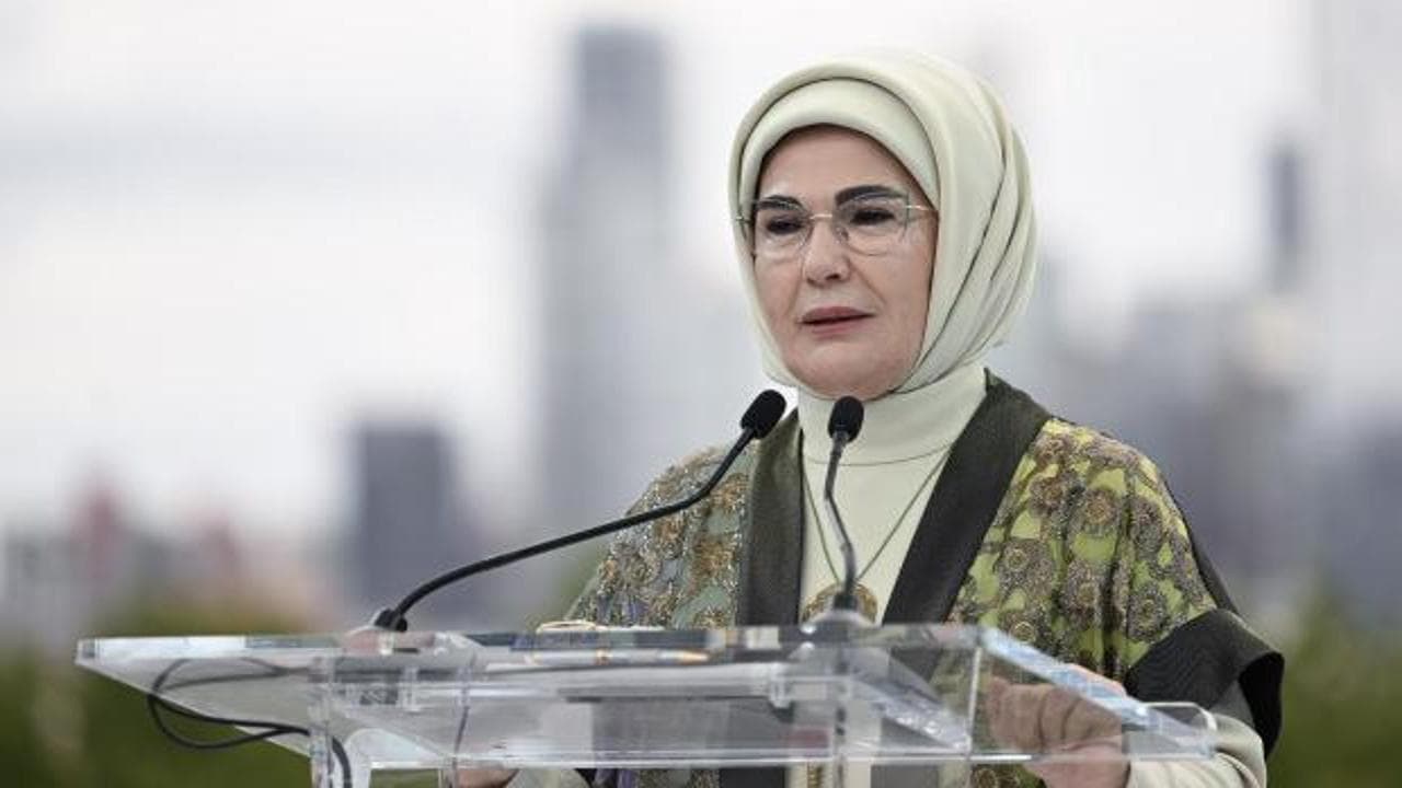 Emine Erdoğan'dan AK Parti'nin 25. yılına anlamlı mesaj: 'Nice ilkin öncüsü olmaya devam edecek'