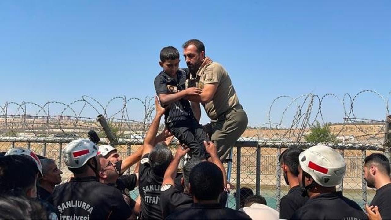 Sulama kanalında akıntıya kapılan 2 çocuğu vali korumaları kurtardı