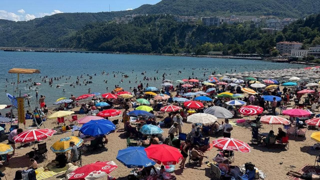Amasra plajları tatilci akınına uğradı: 'İğne atsan yere düşmez' dedirten görüntüler