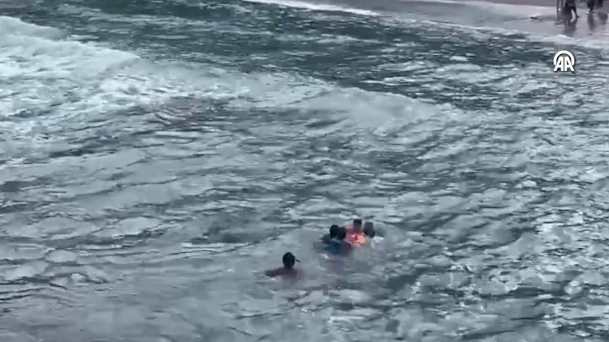 Yasaklı bölgede denize giren baba ve oğulları son anda kurtarıldı