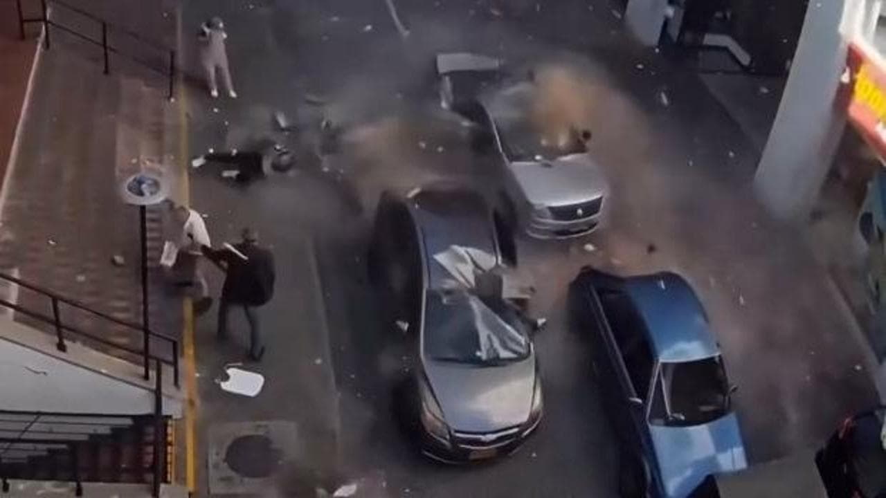 Kolombiya'da şiddetli deprem: Araçların üzerine moloz yağdı