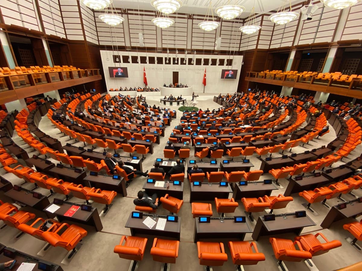 Meclis'te sandalye krizi: Yeni Yol grubunda bir milletvekili gitti, biri geldi