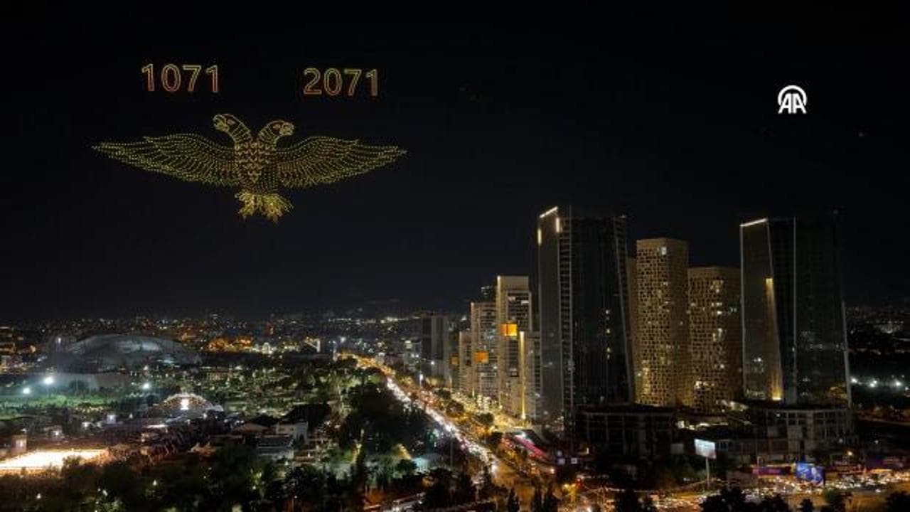 Gökyüzü ışıl ışıl: Tarihi mitingde yüzlerce dronla görsel şölen
