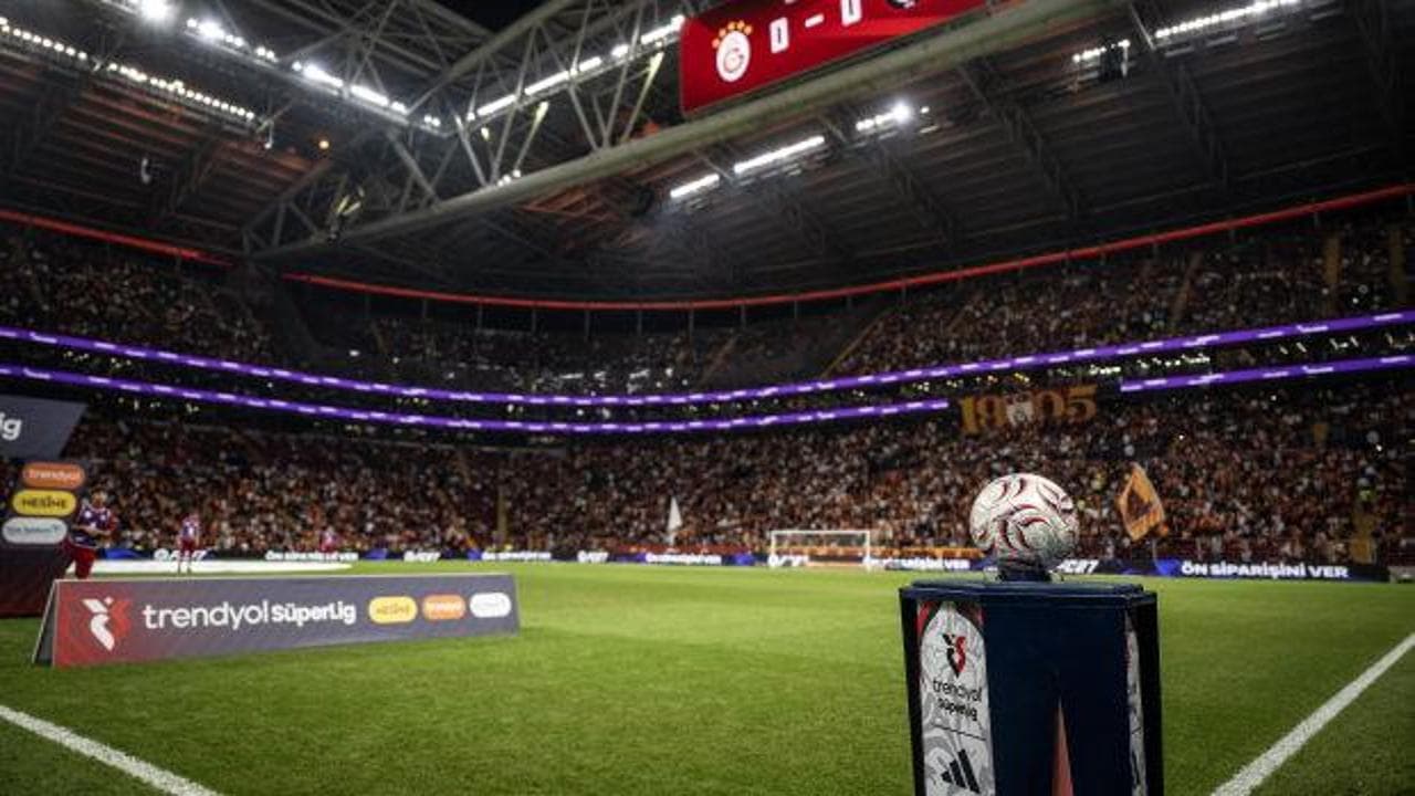 Galatasaray taraftarı, Çorum FK beraberliğine ‘Yönetim istifa’ tezahüratıyla tepki gösterdi