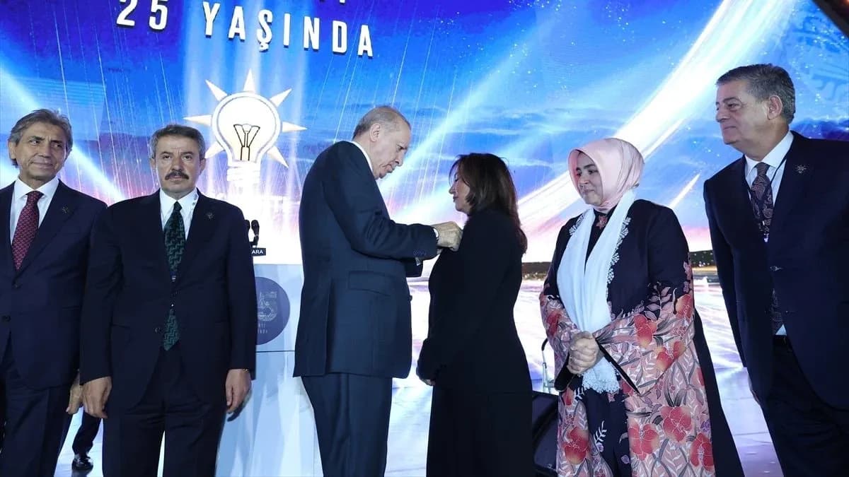 AK Parti'de tarihi an: Rozetini Cumhurbaşkanı Erdoğan taktı
