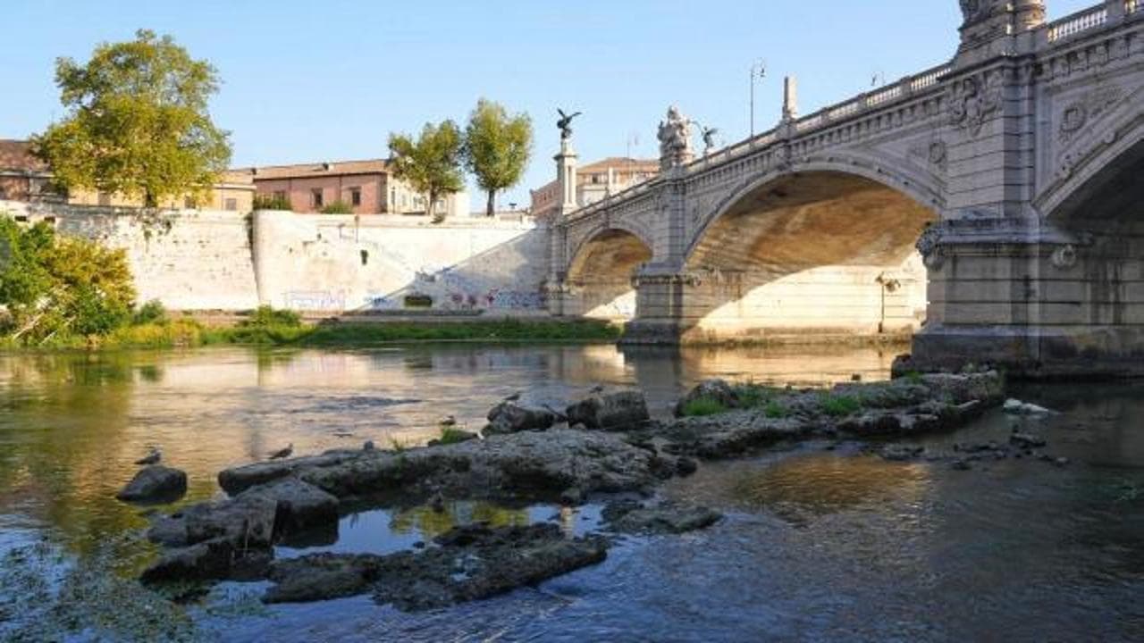 Roma’da Tiber Nehri çekildi, 2 bin yıllık tarih ortaya çıktı!
