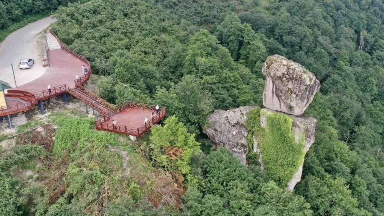 Giresun'un eşsiz doğal harikası Gelin Kayası görenleri hayran bırakıyor
