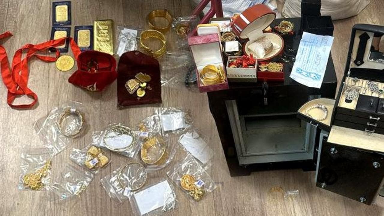 Suç örgütü liderinin evinde milyonlarca liralık servet ele geçirildi: 'Gizli bölmede' yakalandı