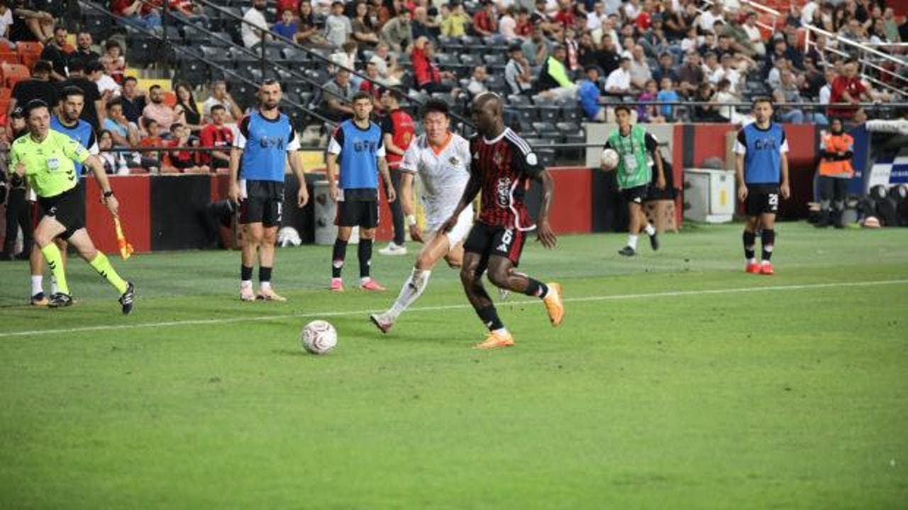 Süper Lig'e golsüz başlayamadılar: Gaziantep FK ile Alanyaspor 1-1 berabere kaldı