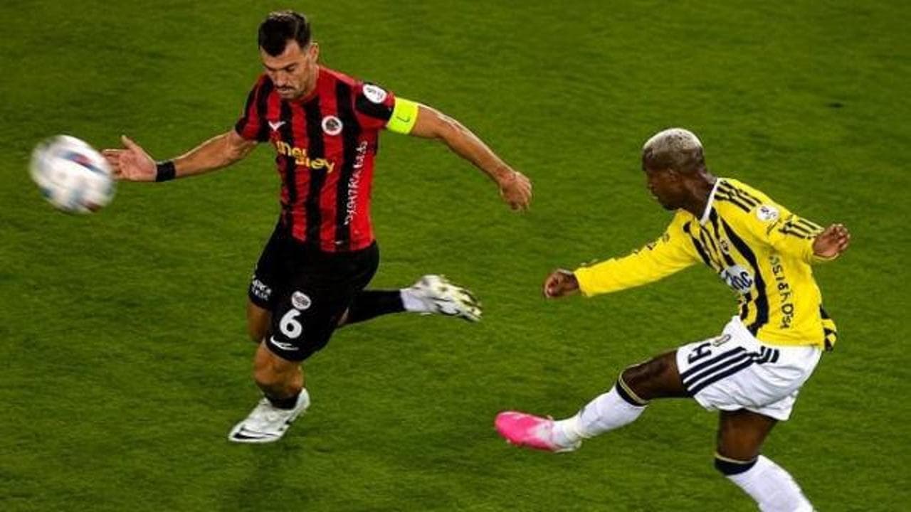 Fenerbahçe'nin Gençlerbirliği maçındaki penaltı itirazı eski hakemleri böldü