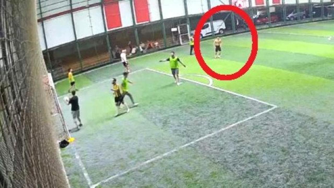 Avcılar'da halı sahada maç yaparken fenalaşan genç hayatını kaybetti