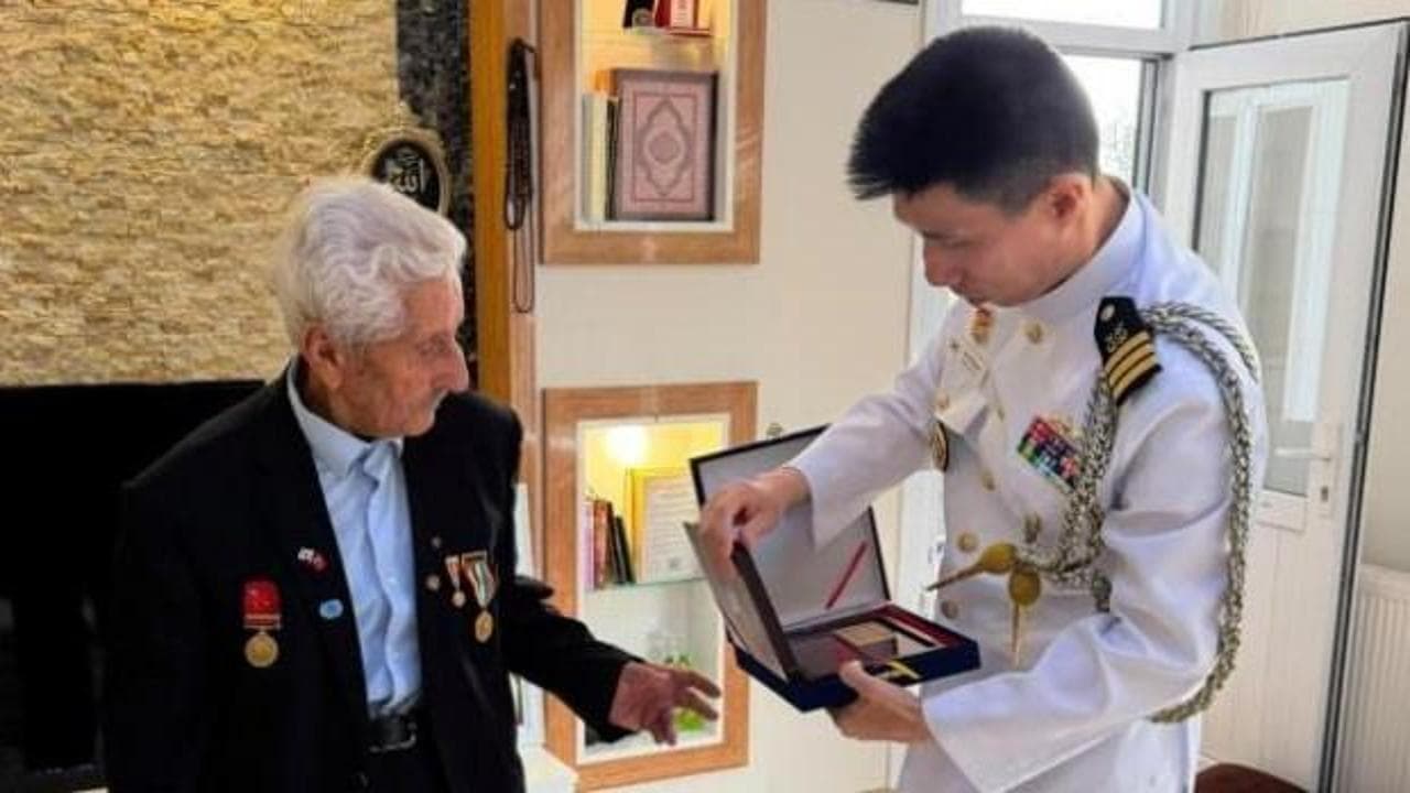 Güney Kore Büyükelçiliği'nden 104 yaşındaki Kore Gazisi Abdulhadi Yeşilkaya'ya vefa ziyareti