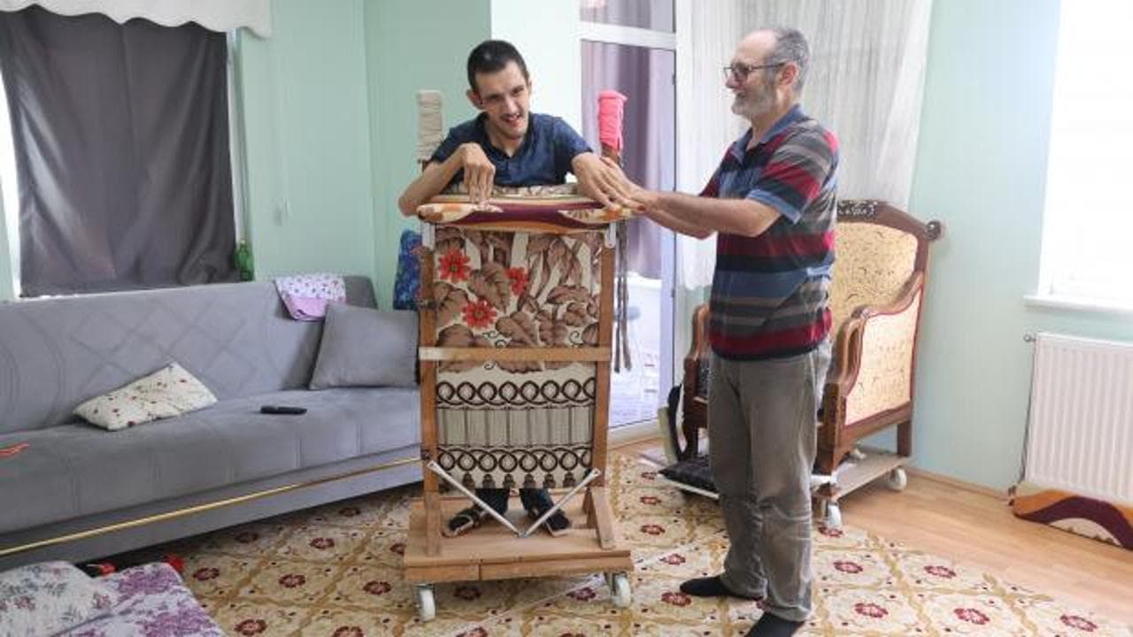 Baba, özel bakıma muhtaç oğlu için yıllardır kendi imkanlarıyla düzenek geliştiriyor