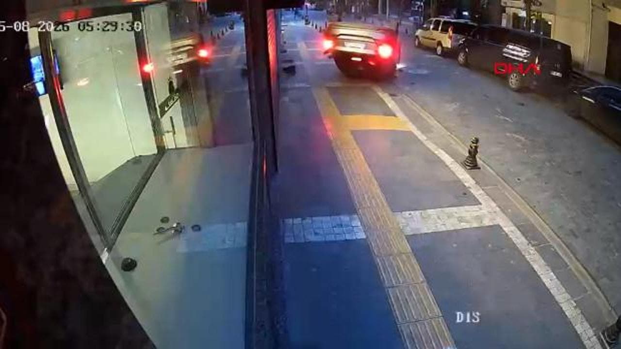Trabzon'da park halindeki minibüse çarpan otomobil takla attı: Sürücü hafif yaralı kurtuldu