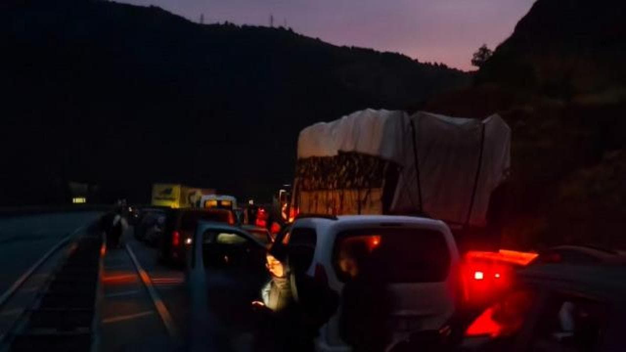 Sivas'ta yoğun yağış felç etti: Kara yolunda 10 kilometrelik araç kuyruğu