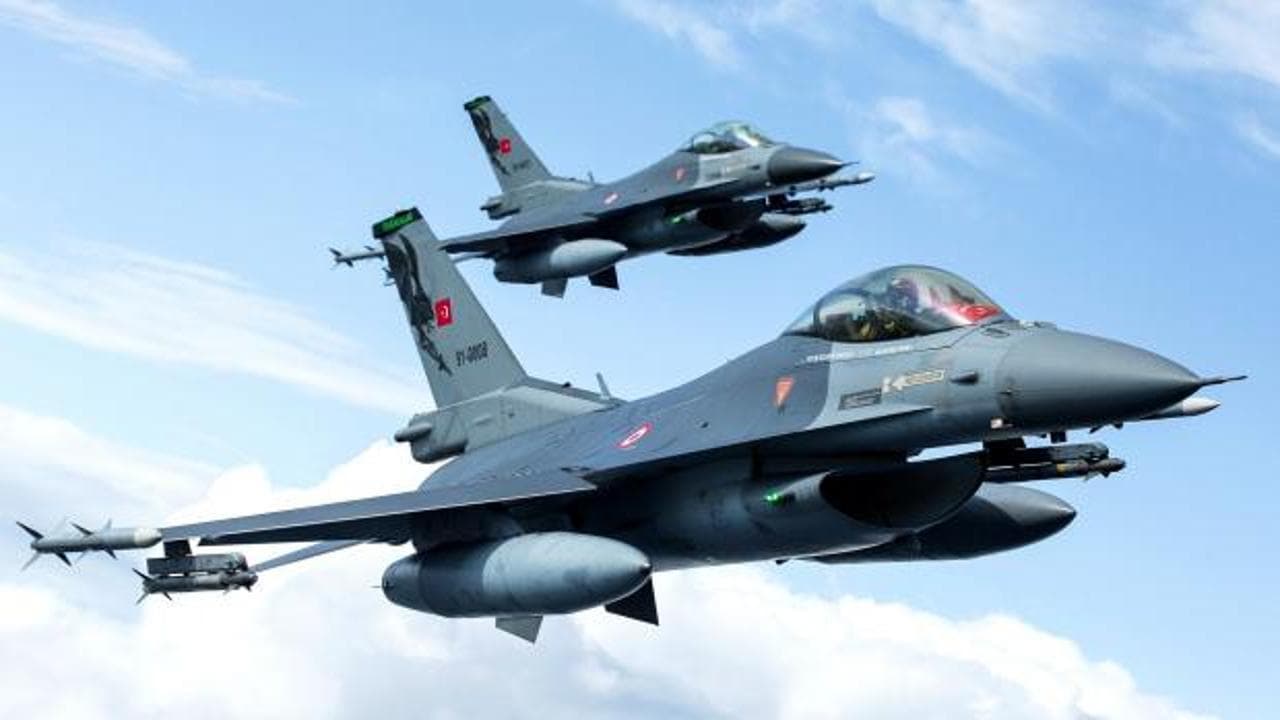Türk savaş uçakları NATO görevinde tarihi bir ilke imza attı