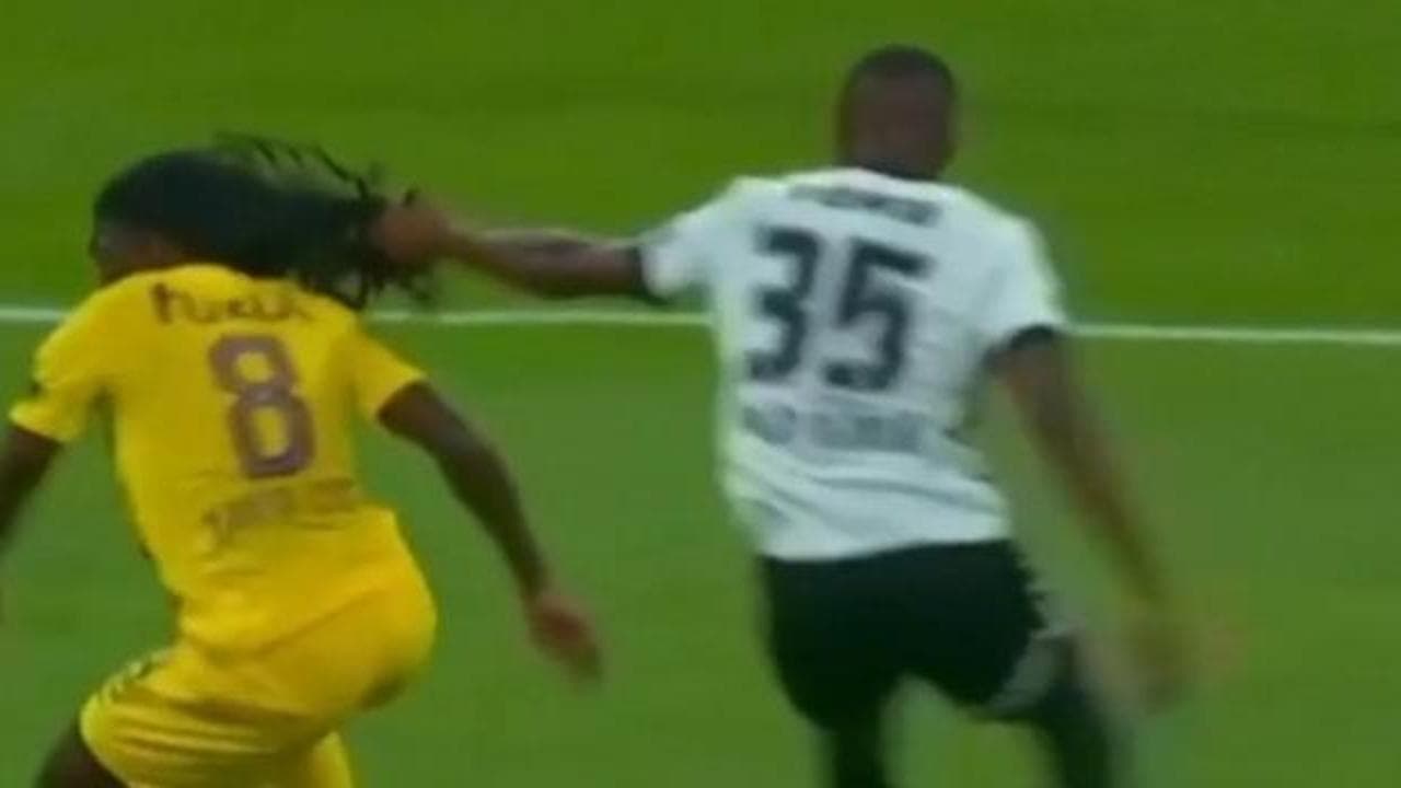 Beşiktaş-Eyüpspor maçında saç çekme tartışması: Eski hakemler kırmızı kart dedi