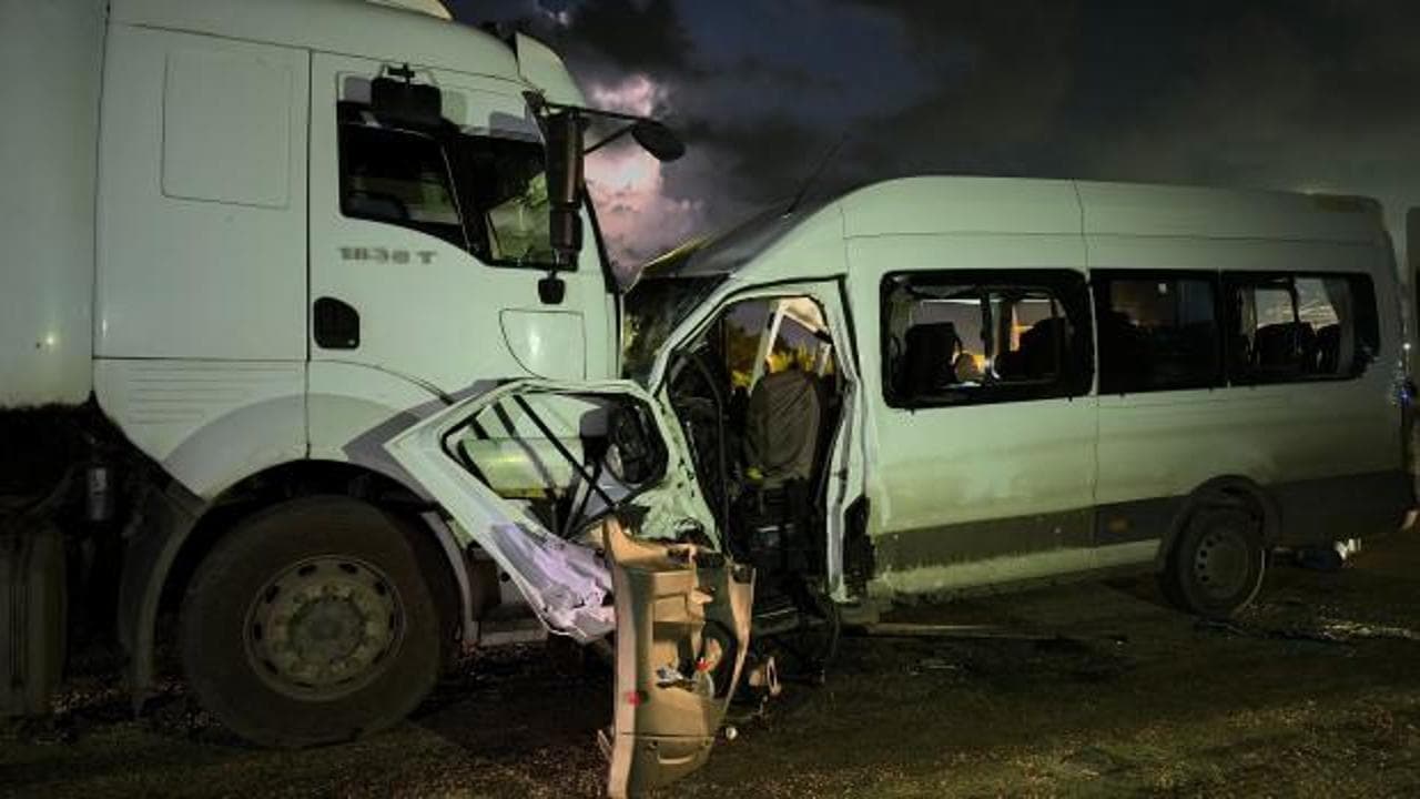 Hatay'da işçi servisi tıra çarptı: 1 ölü, 15 yaralı