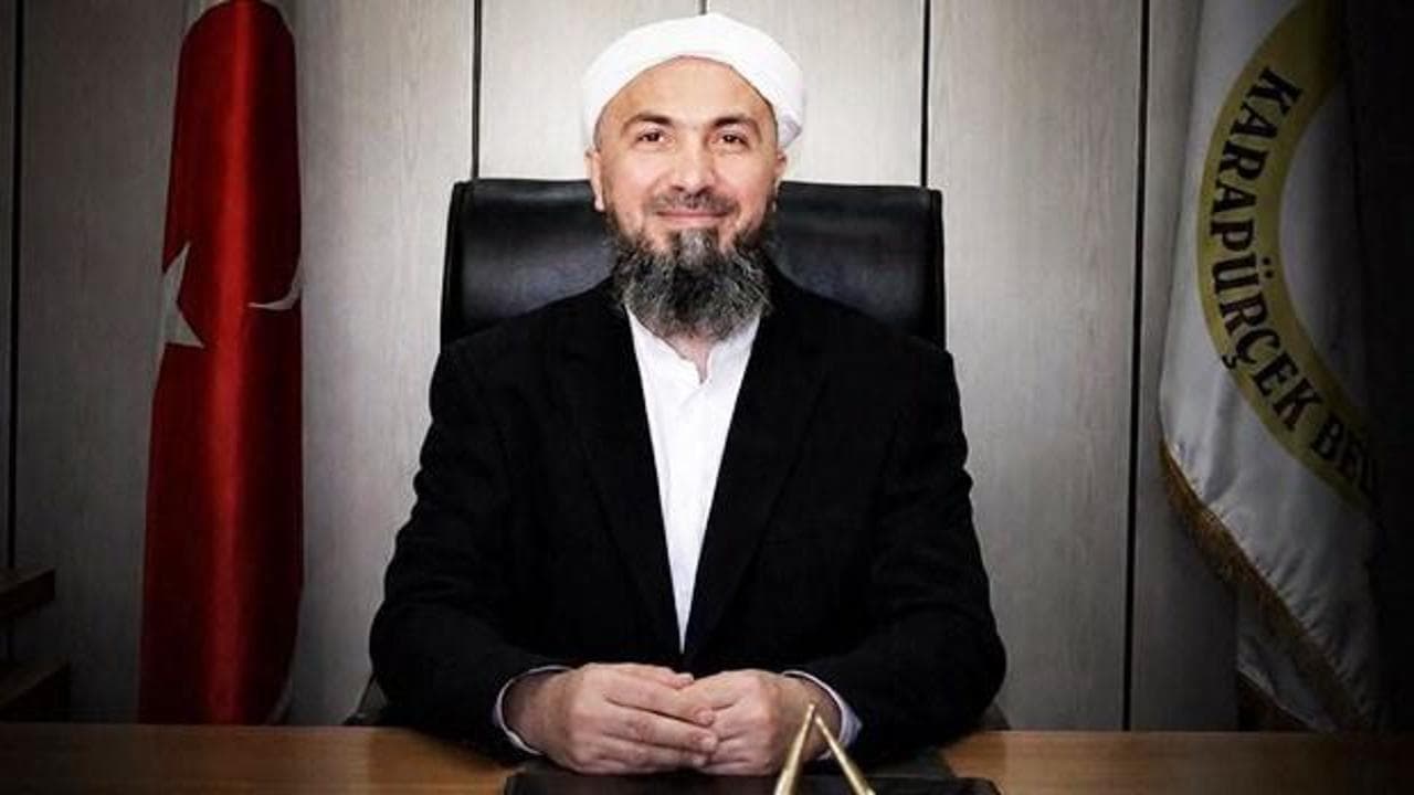 Sarığı ve cübbesiyle dikkat çeken belediye başkanı: 'Ziyaretçileri çayla ağırlıyorum'