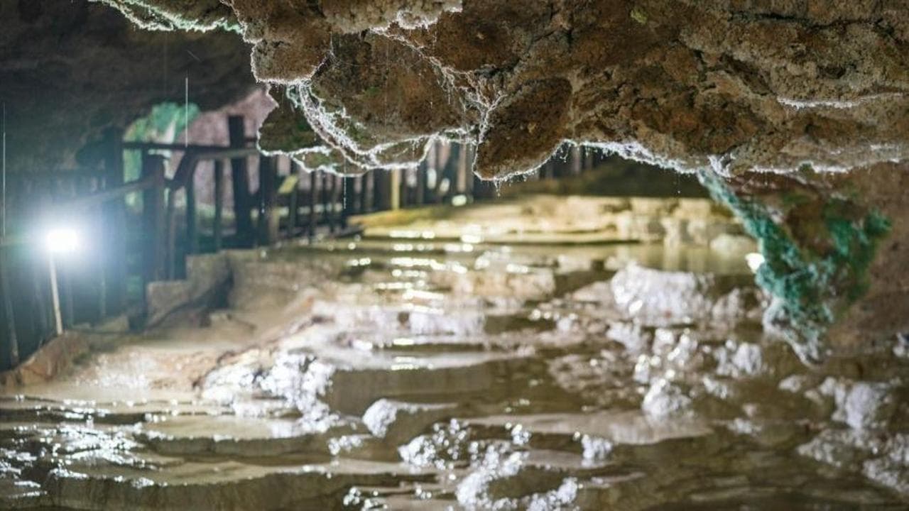 Yerin altındaki Pamukkale, hem travertenleri hem de şifalı sularıyla ilgi çekiyor