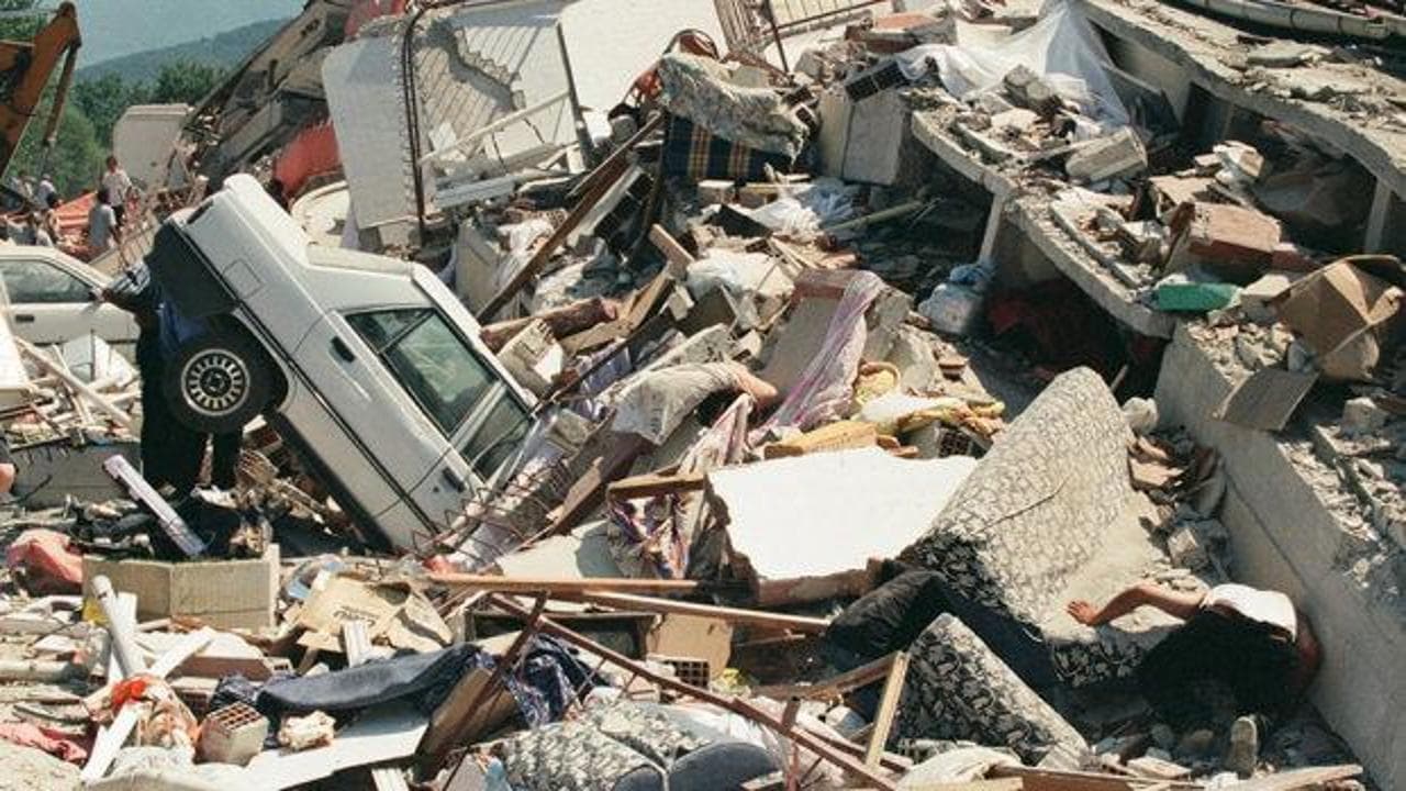 Marmara Depremi'nin 27. yılı: 45 saniyede yıkılan hayatlar unutulmadı