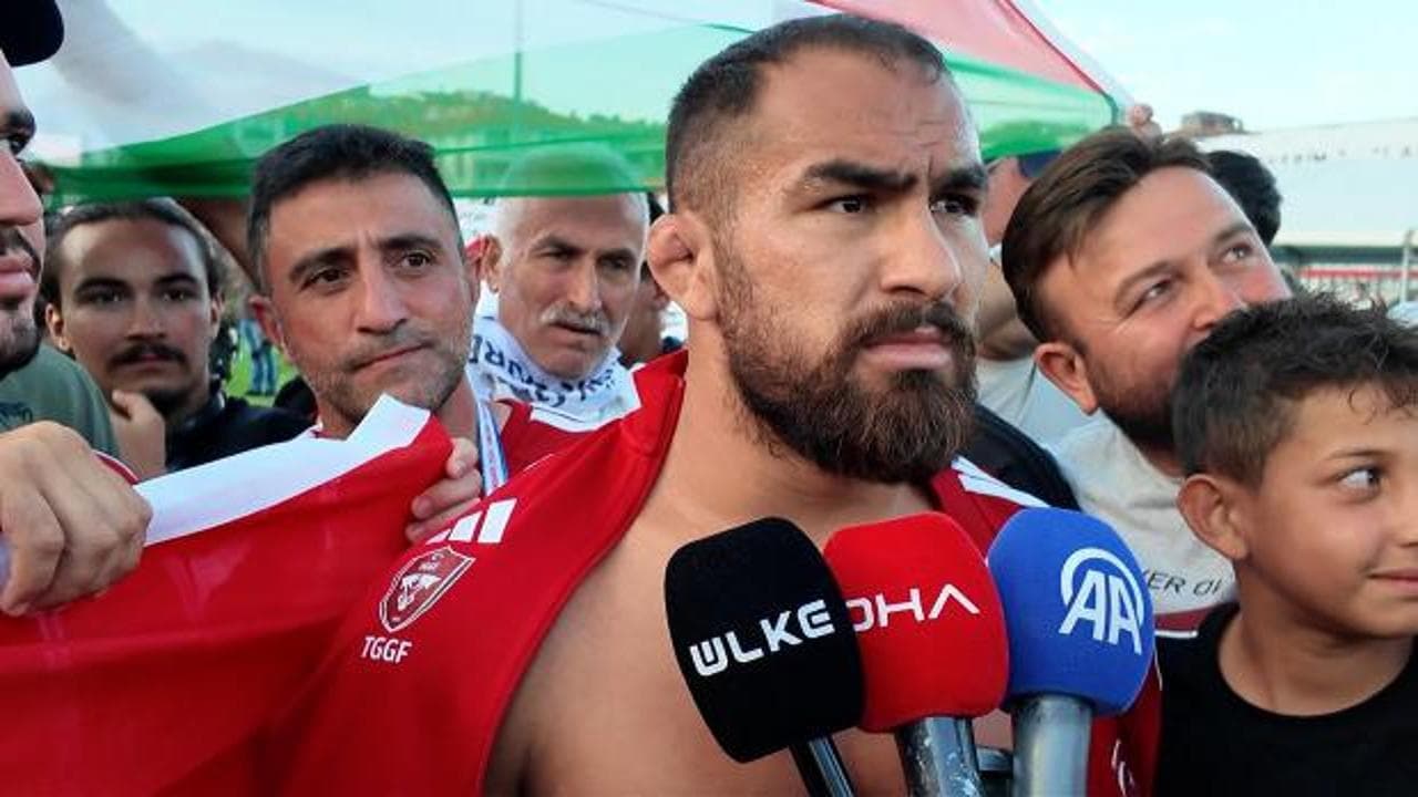 Feyzullah Aktürk'ten anlamlı jest: Şampiyonluk kupasını Filistinli çocuklara adadı