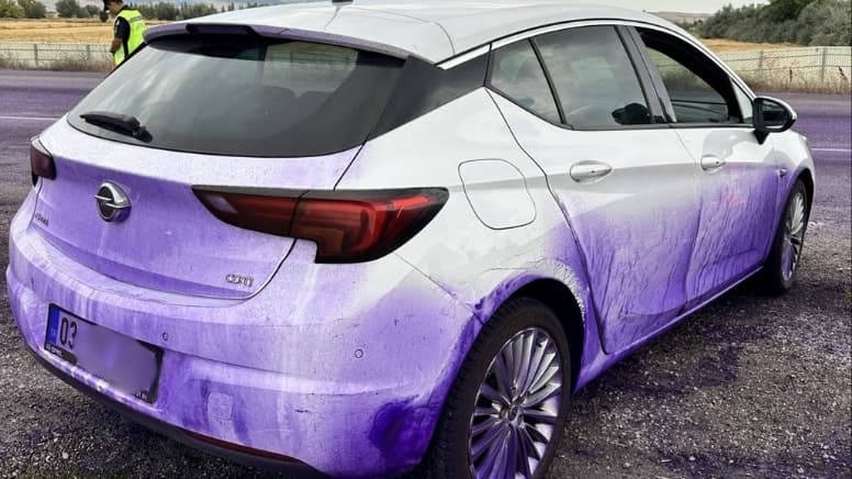Tırın damperinden dökülen boya, onlarca aracı mor renge boyadı