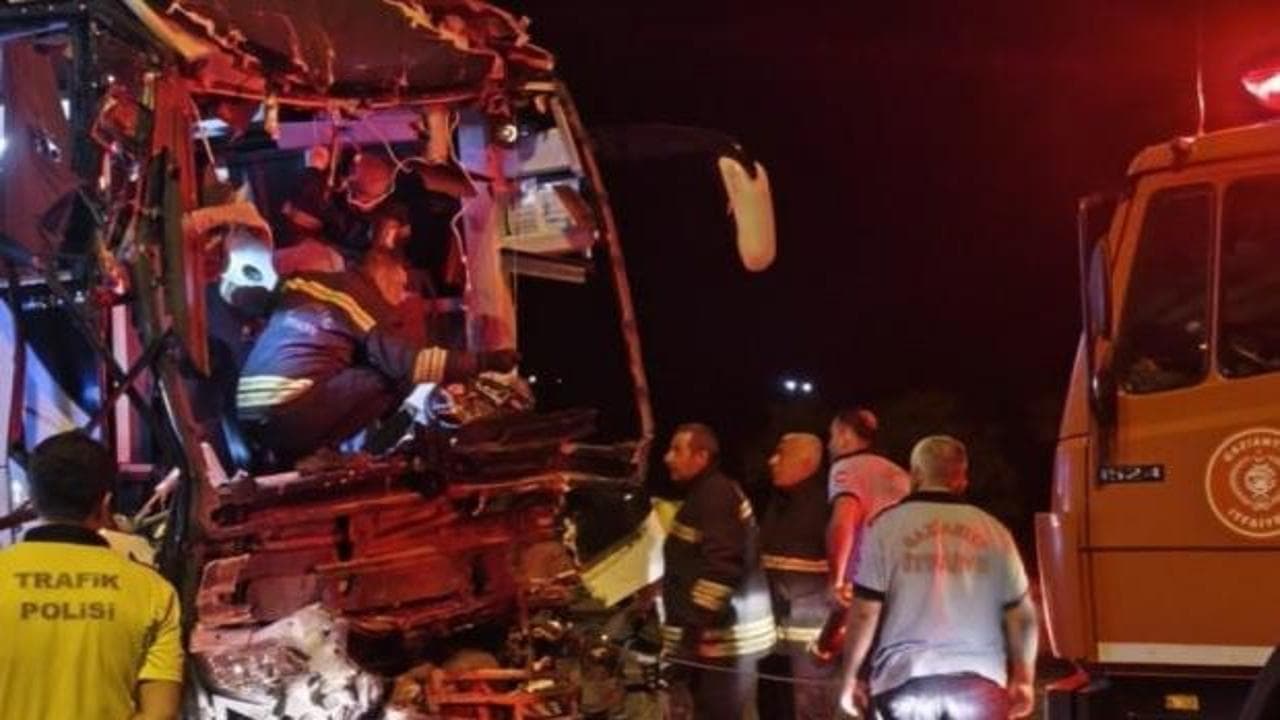 Gaziantep'te feci kaza: Yolcu otobüsü tıra çarptı, 2 kişi hayatını kaybetti