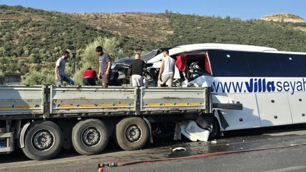 Muğla'da feci kaza: Tur otobüsü TIR'a çarptı, 2 kişi hayatını kaybetti