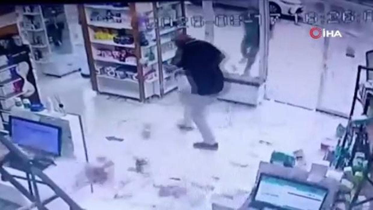 Malatya'da fırtına camları kırdı: Eczanedeki o anlar kamerada