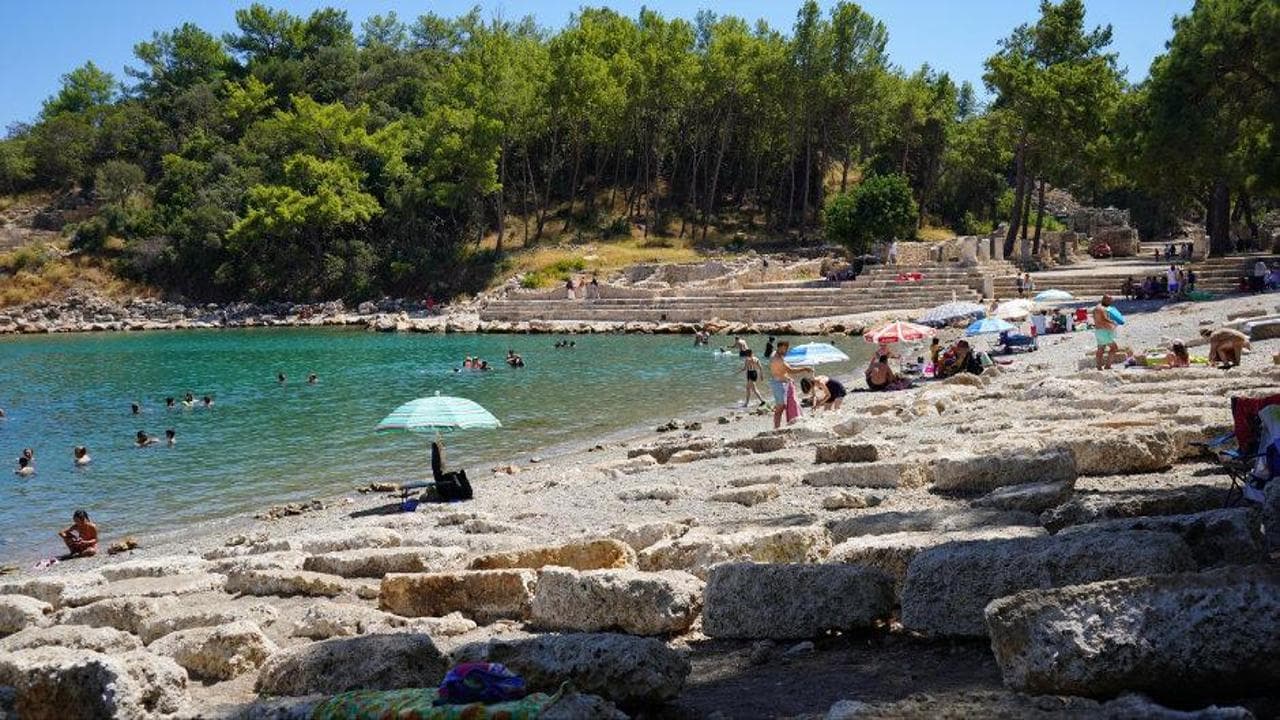 Antik kent Phaselis'te tarihle iç içe yüzme deneyimi ziyaretçi akınına uğruyor