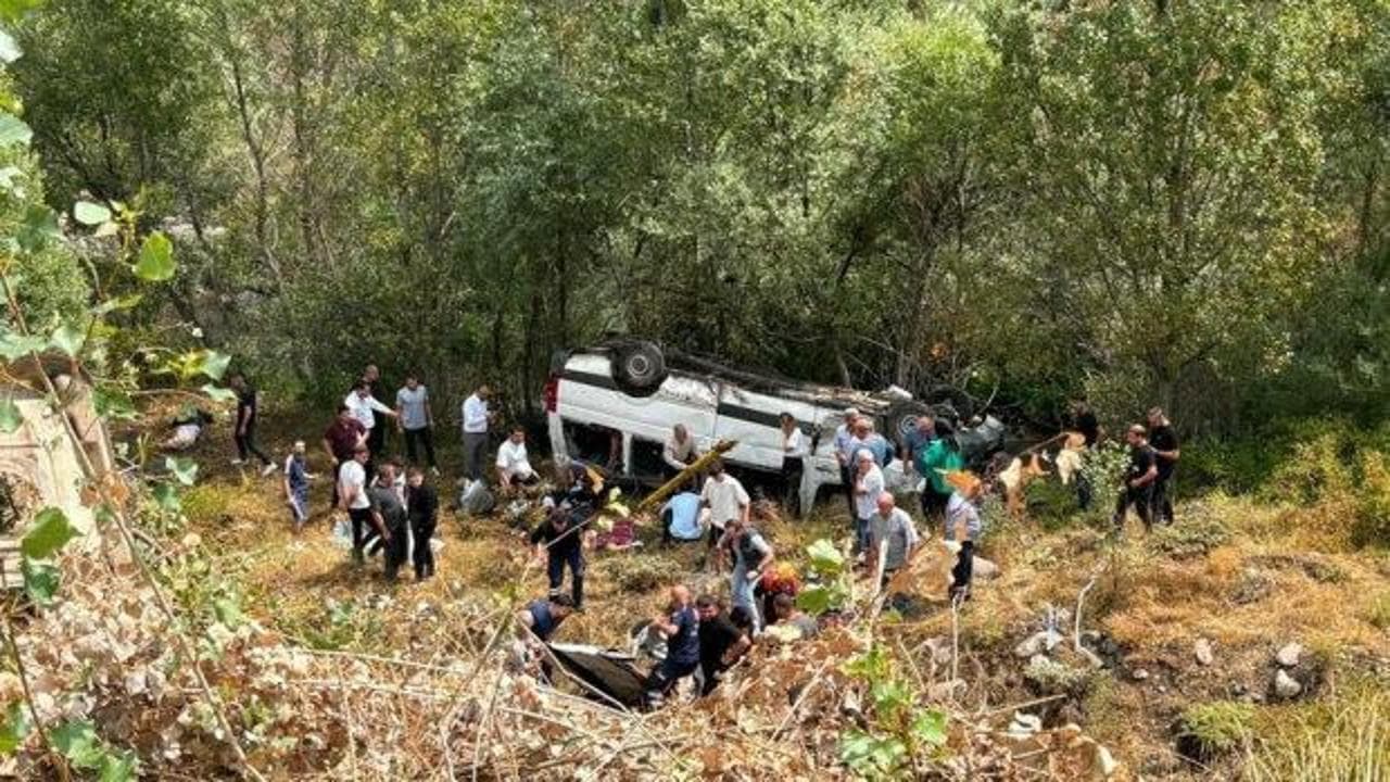 Sivas'ta yolcu minibüsü şarampole devrildi: 4 kişi hayatını kaybetti, 10 kişi yaralandı