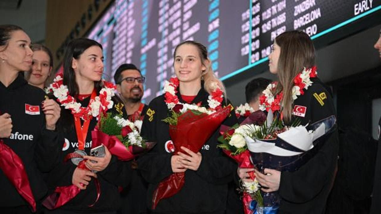 Dünya ikincisi 17 Yaş Altı Kadın Voleybol Milli Takımı İstanbul'a döndü