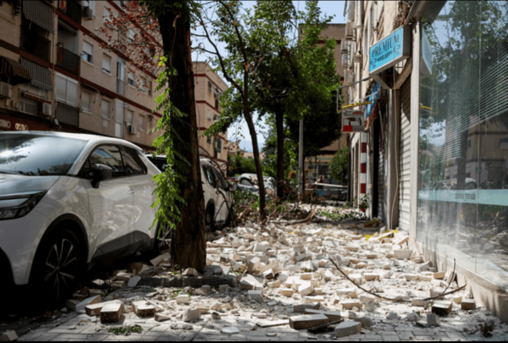 İspanya'nın turistik kentinde peş peşe depremler: Tarihi şehir ağır hasar gördü