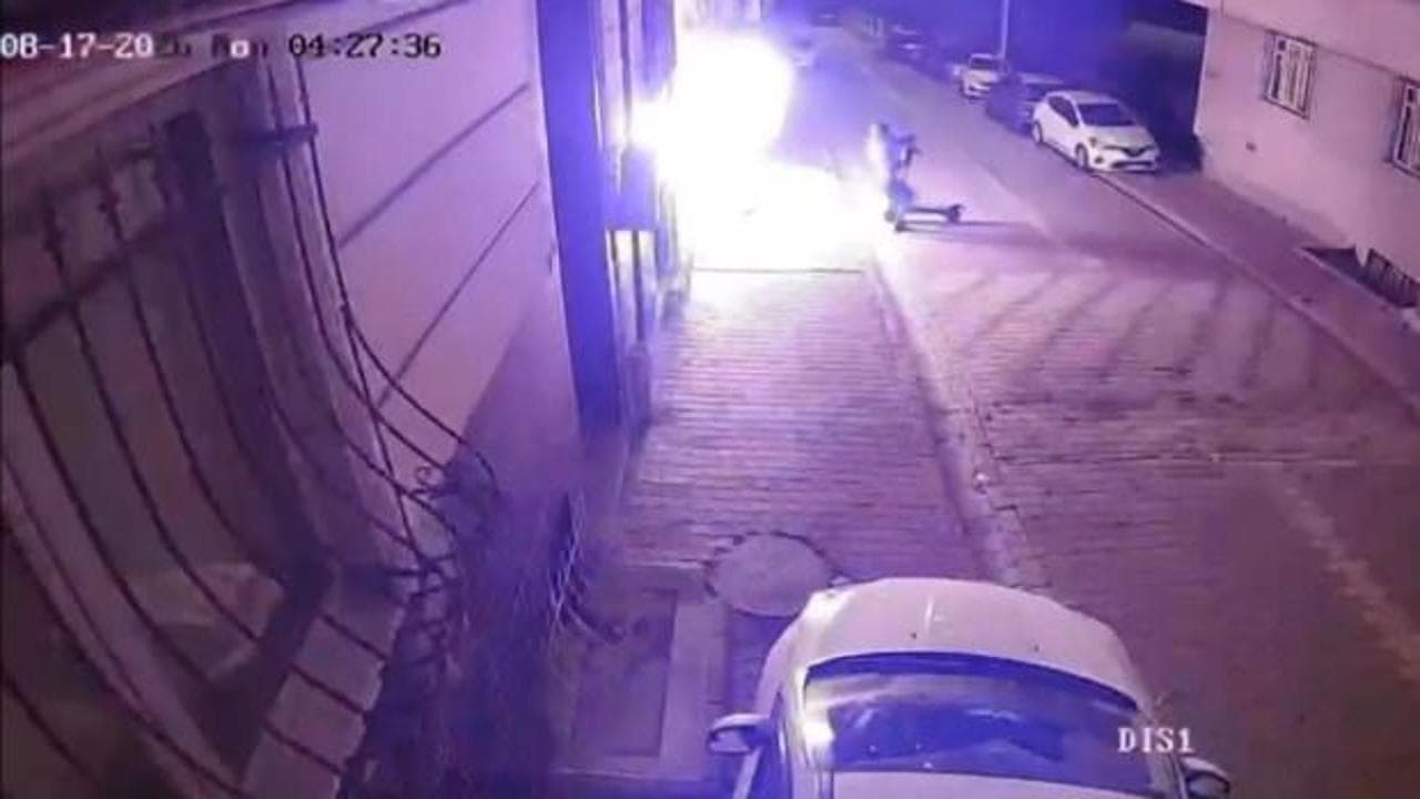 Skuterle geldi, eski sevgilisinin evini benzin dökerek ateşe verdi
