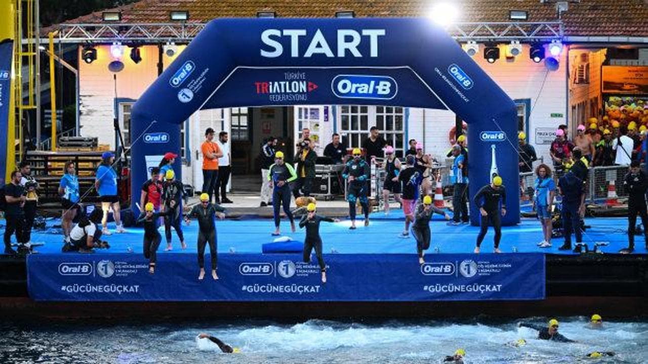 İstanbul Boğaziçi'nde triatlon heyecanı: 6. yarışta 1000 sporcu kıyasıya mücadele etti