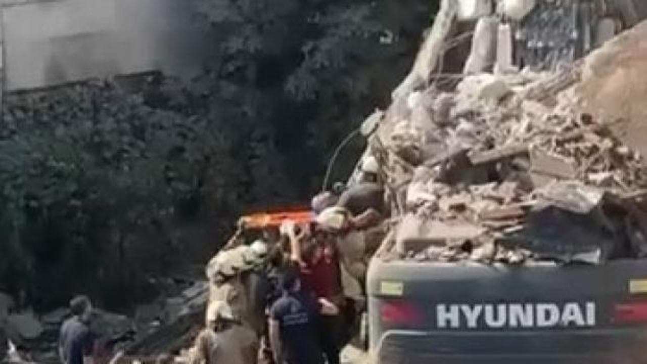 Küçükçekmece'de kentsel dönüşüm faciası: Yıkım sırasında bina iş makinesinin üzerine çöktü