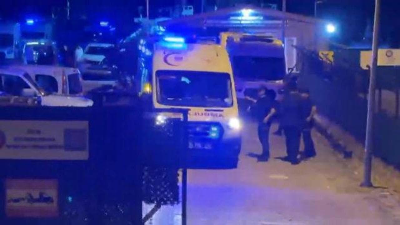Zeytinburnu açıklarında gemide zehirlenme alarmı: 4 mürettebat hastaneye kaldırıldı