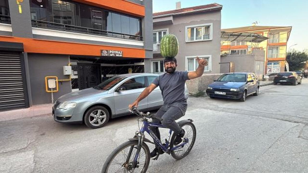 Kafasında 40 Kiloluk Karpuzla Halay Çekiyor: Eskişehirli Ustanın İlginç Yeteneği