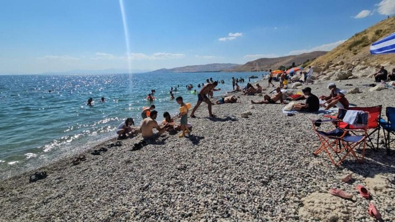 Van Gölü'nün sodalı suları yaz turizmini hareketlendirdi: Adilcevaz sahilleri yoğun ilgi gördü