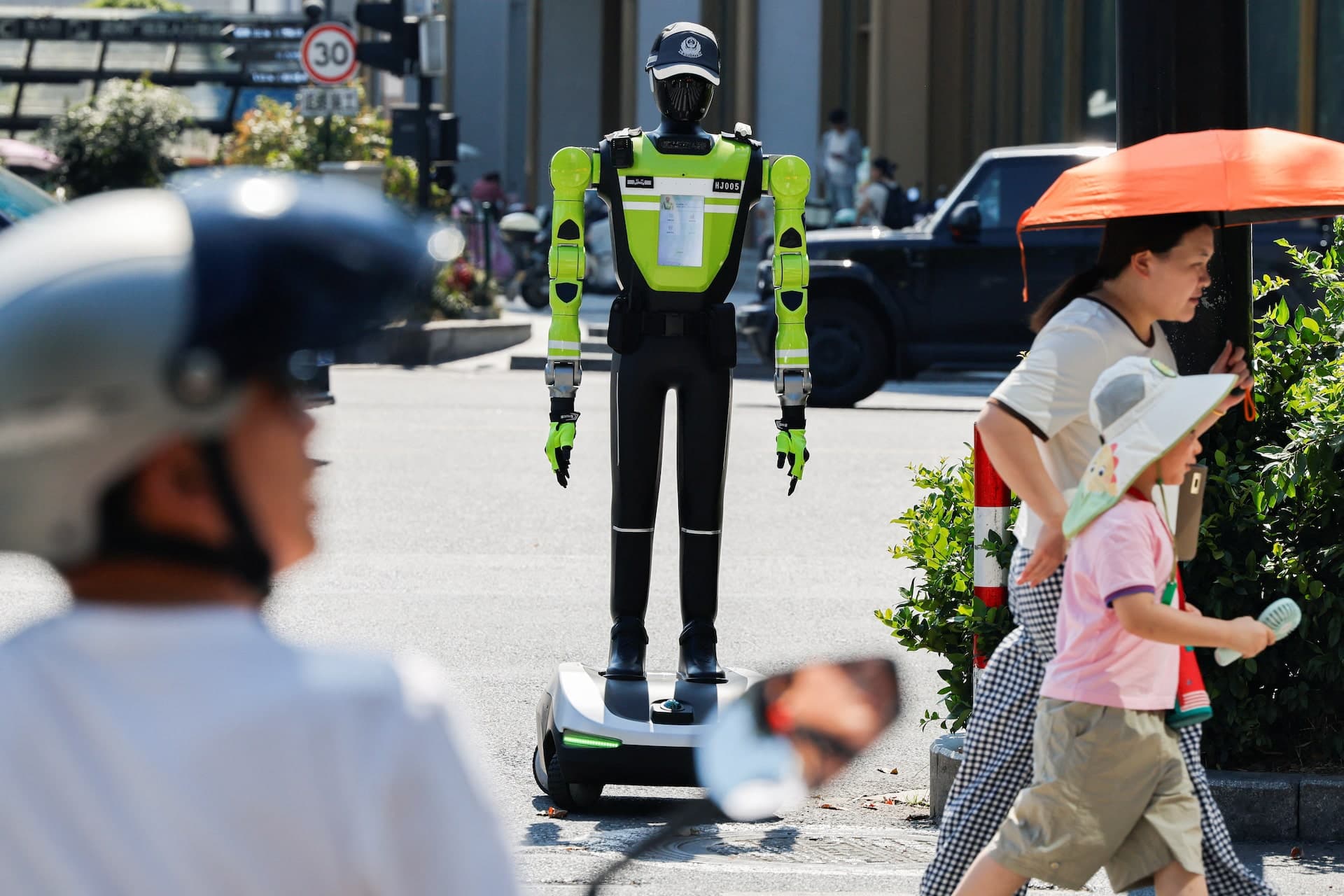 Çin'in 'Yorulmayan' Robot Polisleri Trafikte: Hangzhou Sokaklarında Yeni Dönem