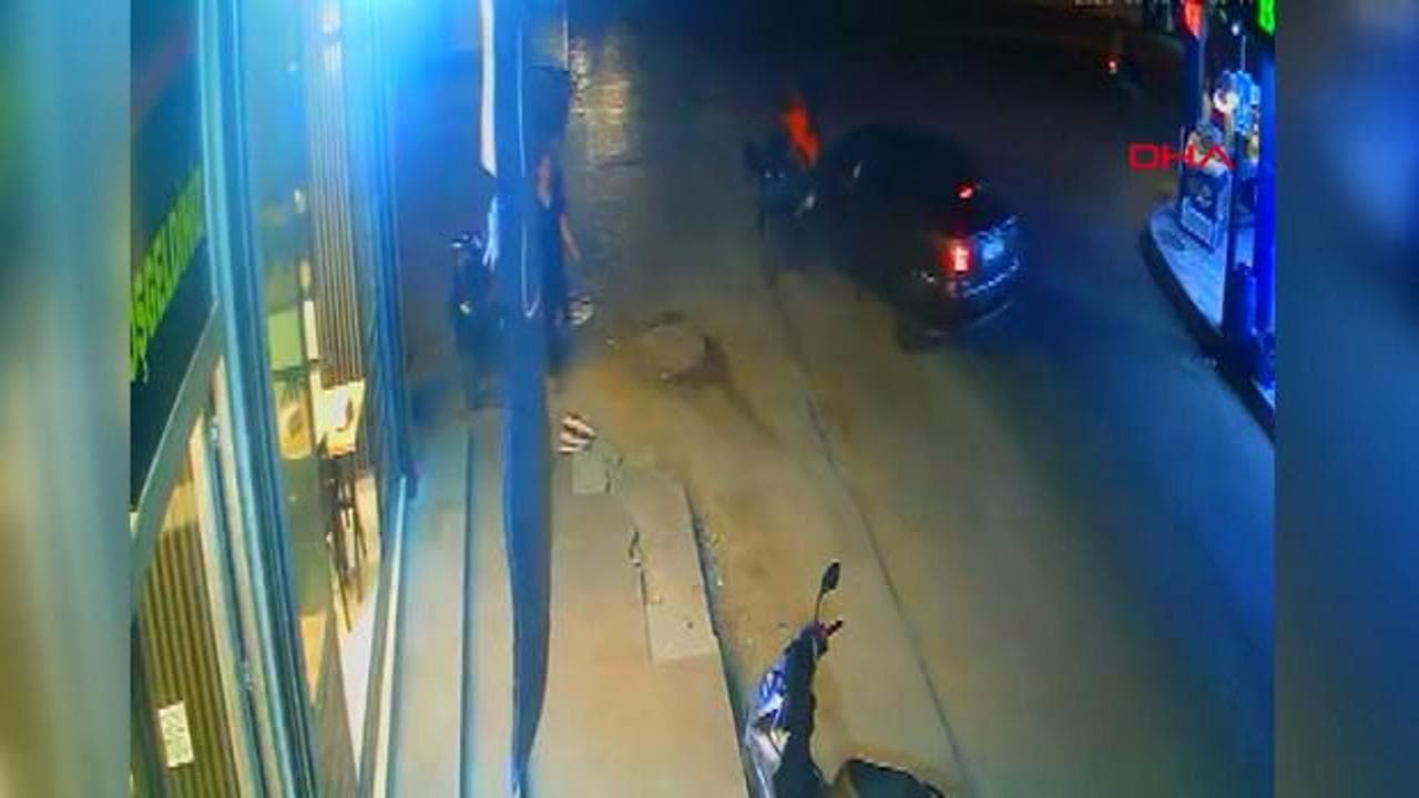 Adana'da dehşet anı: Otomobil ile çarpışan motosikletteki 2 kişi yola savruldu