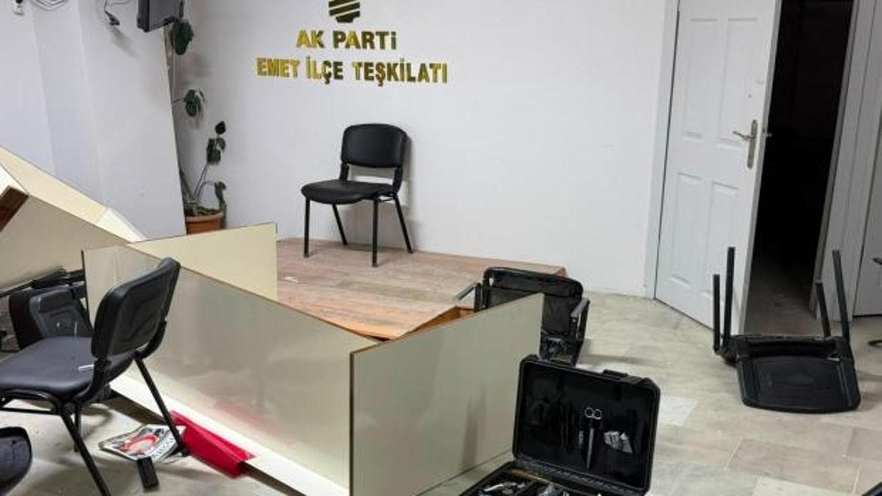 Emet'te AK Parti İlçe Başkanlığı Binasına Gece Yarısı Saldırı: Camlar Kırıldı, Mobilyalar Kullanılamaz Hale Geldi