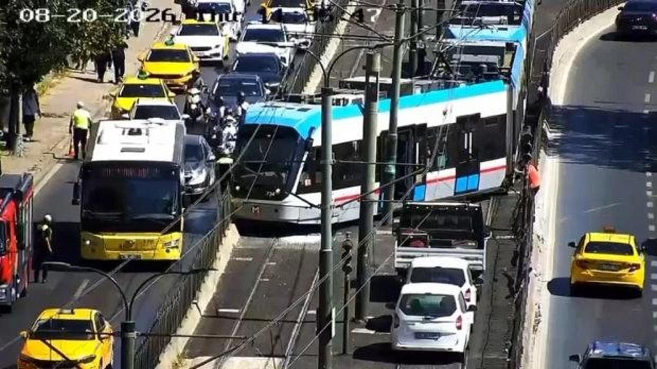 Beyoğlu'nda tramvay raydan çıktı: Seferler aksadı
