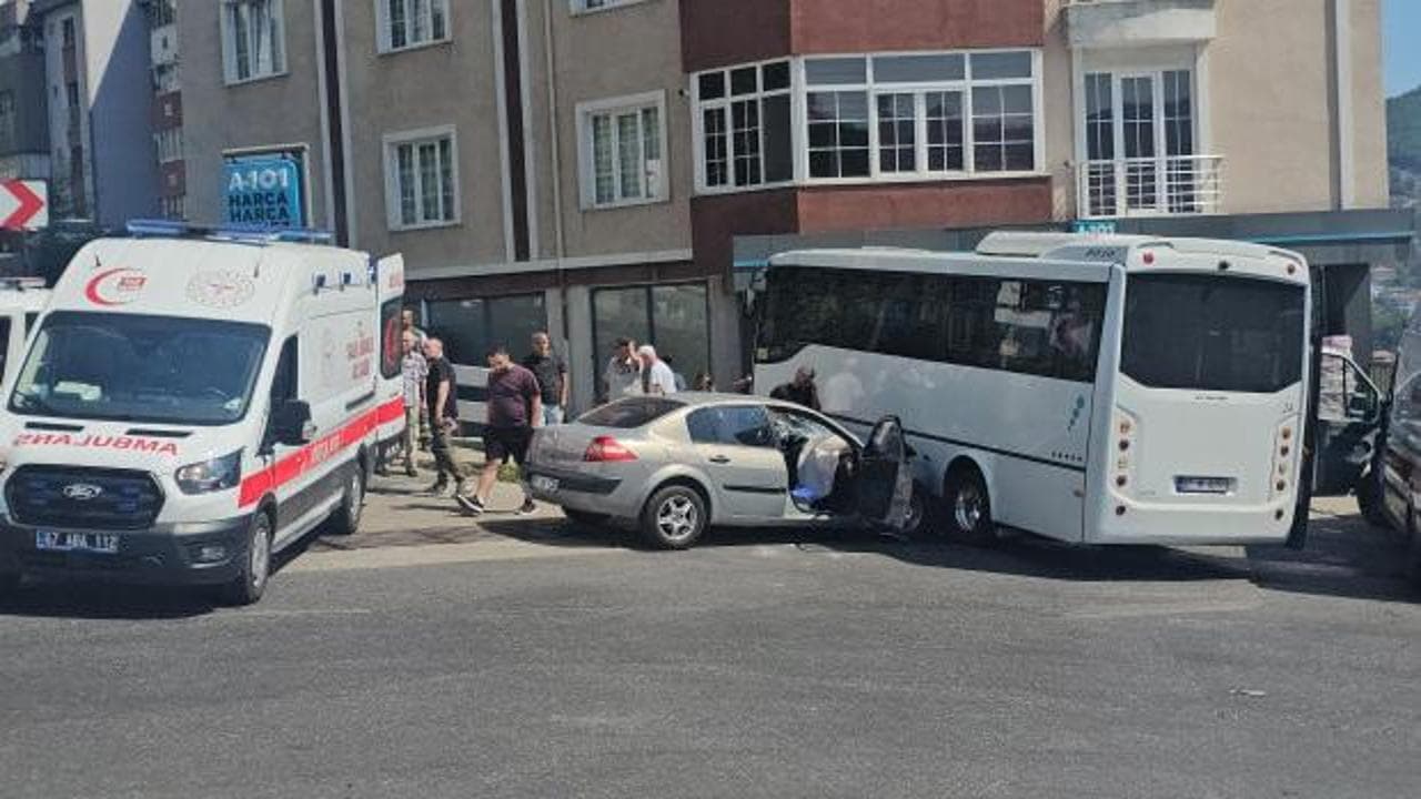 Zonguldak'ta halk otobüsü ile otomobil çarpıştı: 7 kişi hastaneye kaldırıldı